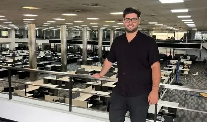 Leonel Adrover conoció la redacción de la Revista Caras donde es columnista.