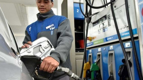 el consumo de naftas y gasoil no repunta: el informe de surtidores confirma una nueva baja interanual