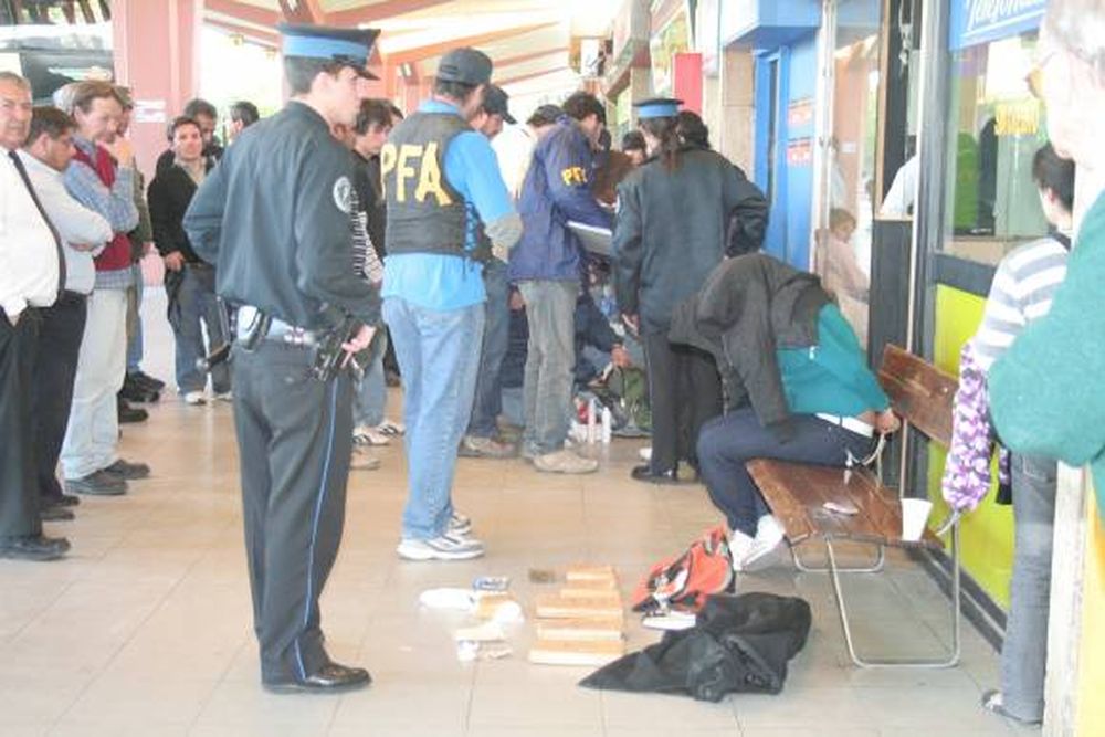 Otro hallazgo de droga en la Terminal, ahora 7,5 kg.