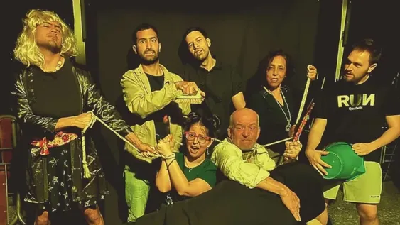 EN POSE. Una de las imágenes de Salvajes, obra interpretada por Las Aventuras de Poseidón. 