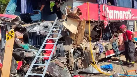 Impactante choque entre un camión y un ómnibus en el centro de Brasil dejó 11 muertos y 45 heridos