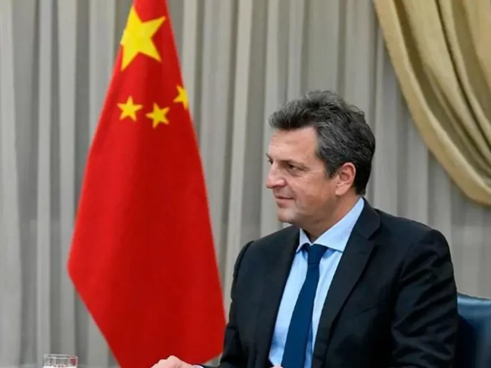Massa viaja a China con un ojo puesto en el armado electoral y el otro en las reservas