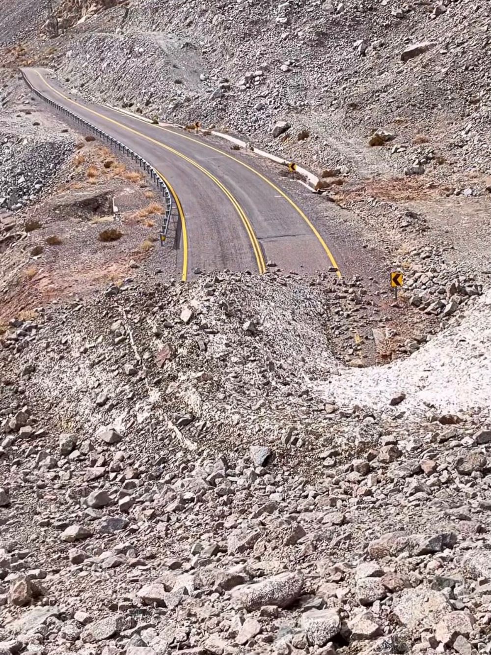 El derrumbe cubri&oacute; por completo un sector de la Ruta 41-CH, en el camino internacional que conecta a Chile con San Juan.