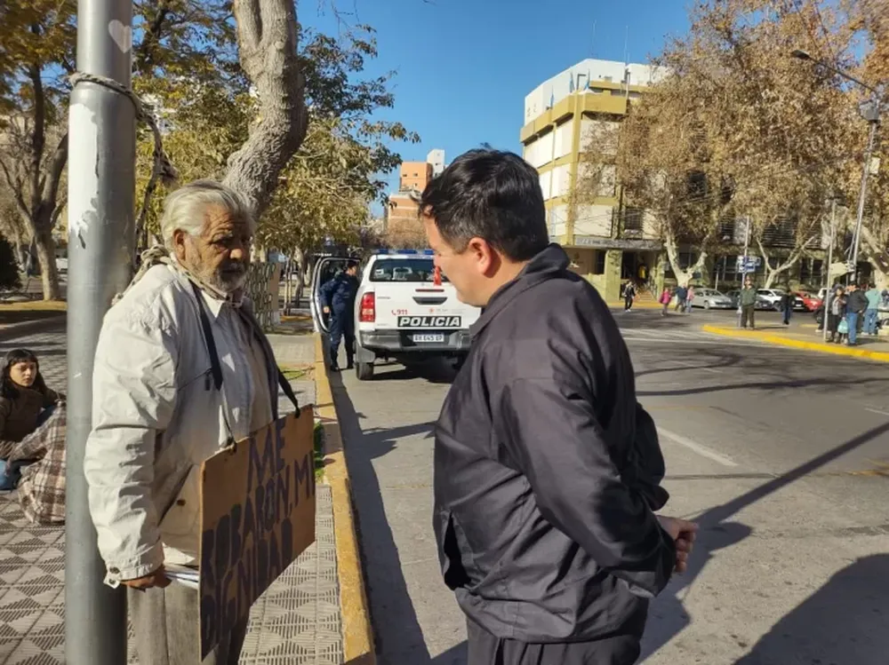 Jubilado en la Plaza 25
