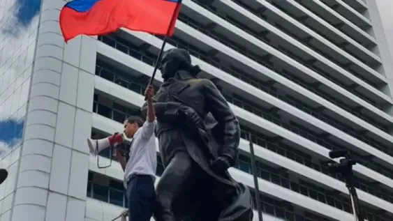 Guaidó encabezó una marcha opositora hacia una prisión del régimen de Maduro