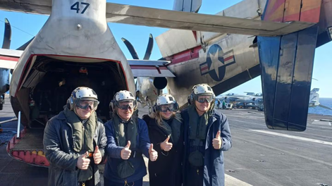 En un nuevo gesto de alineamiento con EEUU, Milei visitó el portaaviones nuclear USS Nimitz en Mar Argentino