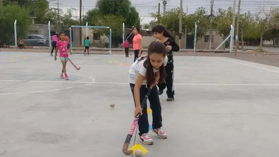 Largaron las clases gratis de hockey