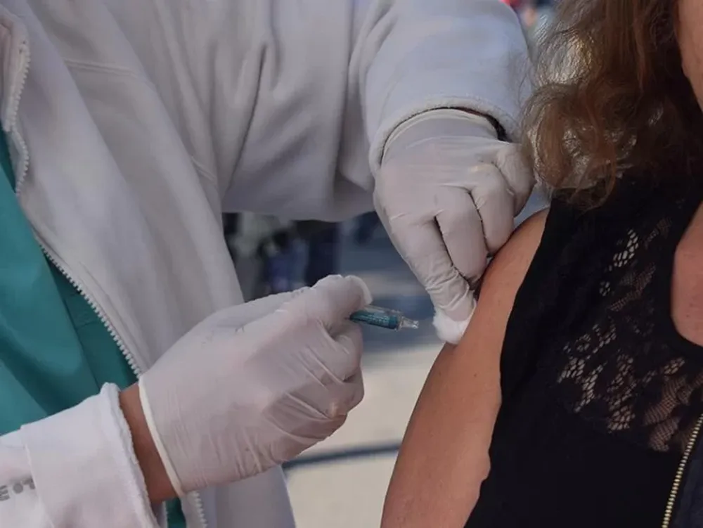 Mendoza comenzará a vacunar a empleados de supermercados y mayores de 45 años