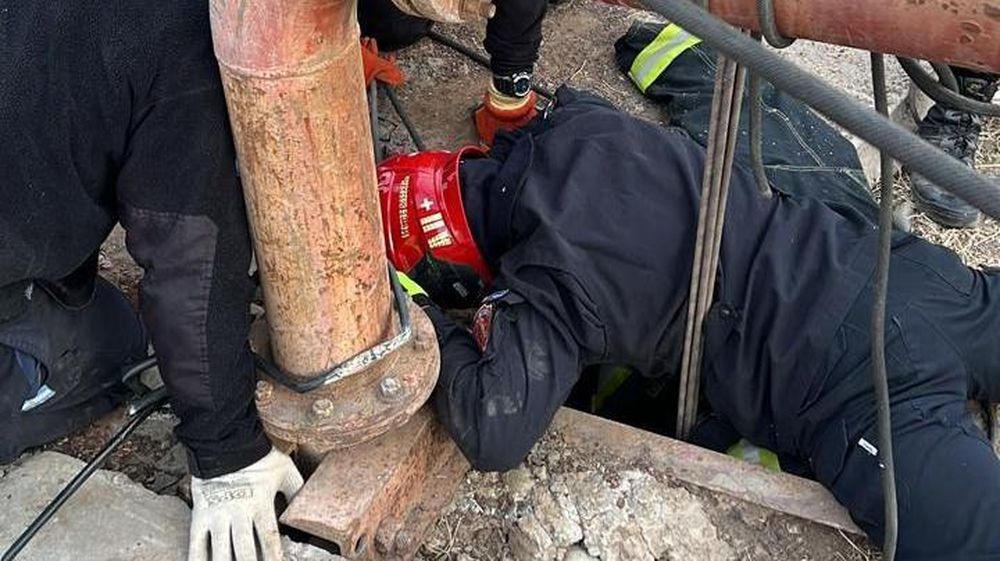Intentan rescatar a un hombre que cayó a un pozo de más de 70m de profundidad y está atascado