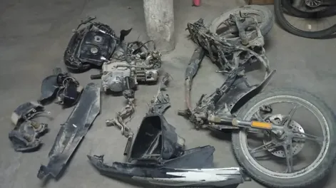 Robaron una moto en una finca, huyeron y fueron sorprendidos desarmándola en un descampado