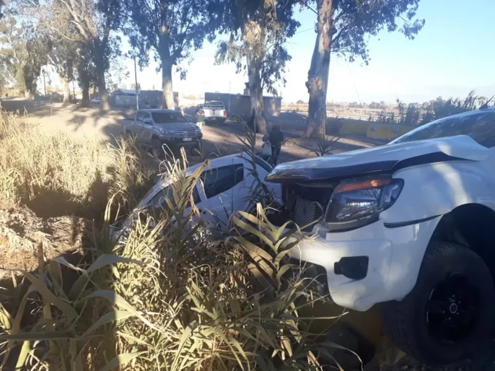 Una camioneta chocó contra un auto y ambos vehículos terminaron cerca de un canal