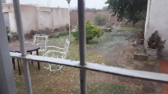 El domingo arrancó con lluvia y granizo en algunas zonas, se espera tormentas todo el día