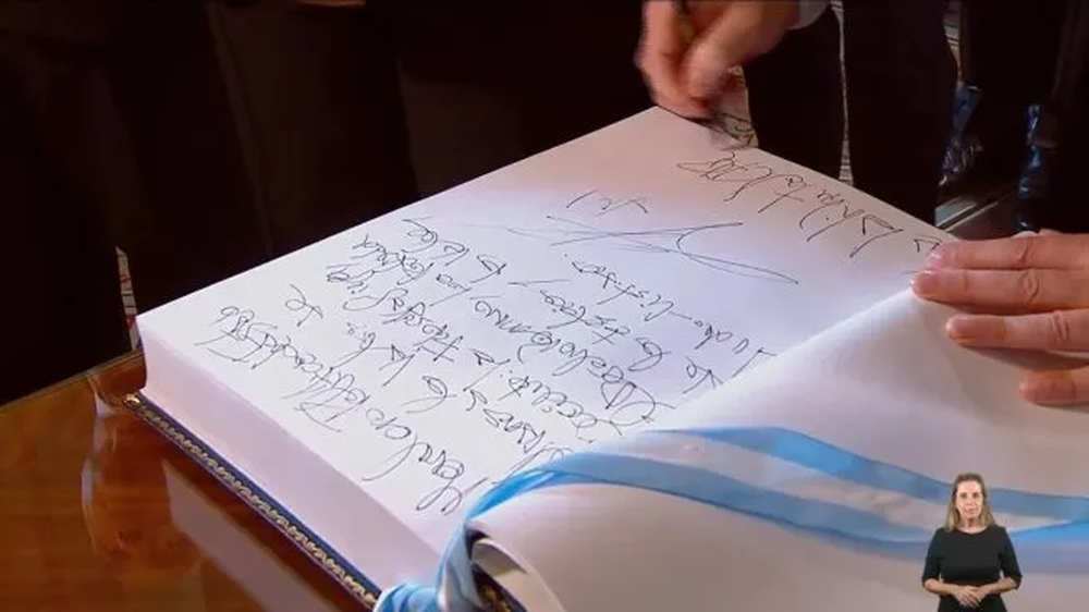 Qué dice el libro que firmó Javier Milei en la apertura de sesiones ordinarias﻿