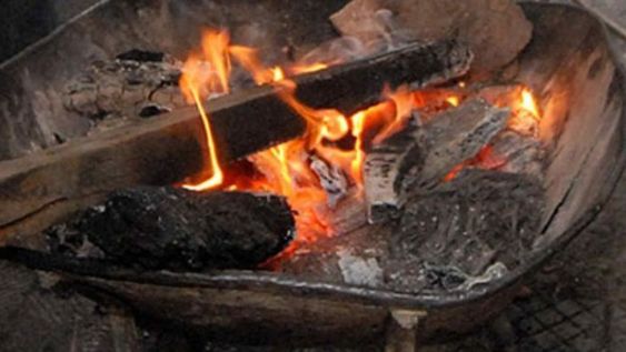 Quedó inconsciente por intoxicarse con un brasero y su madre la salvó