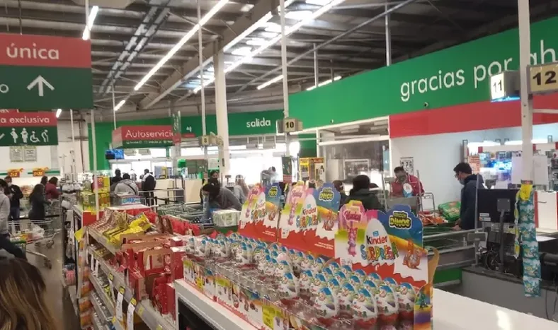 Policía que quiso sustraer alfajores y otras cosas de un supermercado aceptó una condena en suspenso