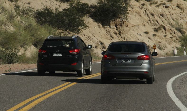 Paso en doble línea amarilla.