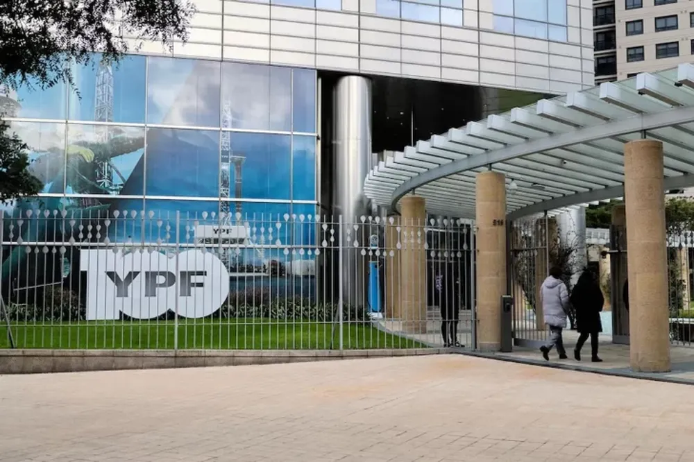 Causa YPF en EEUU: el Gobierno descubrió filtraciones y sospecha de venta de información de empleados del Estado