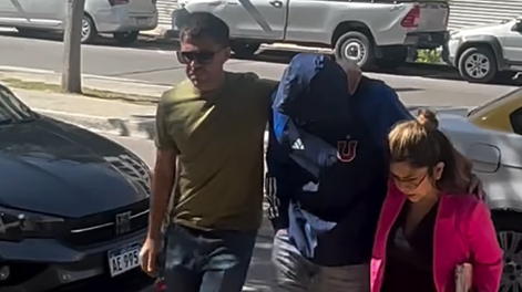 La llegada de Jonathan Lucero junto a su abogada Filomena Noriega.-