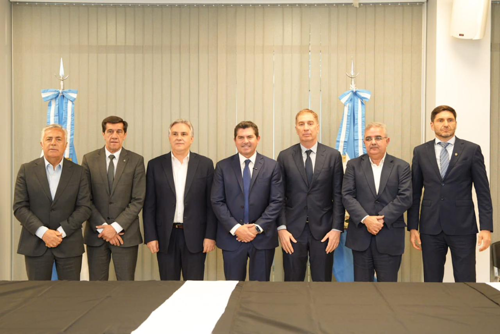 Orrego junto a los gobernadores Maximiliano Pullaro, de Santa Fe; Alfredo Cornejo, de Mendoza; Martín Llaryora, de Córdoba; Claudio Poggi, de San Luis; Carlos Sadir, de Jujuy y Raúl Jalil, de Catamarca. También estuvo presente el ministro del Interior, Diego Santilli.