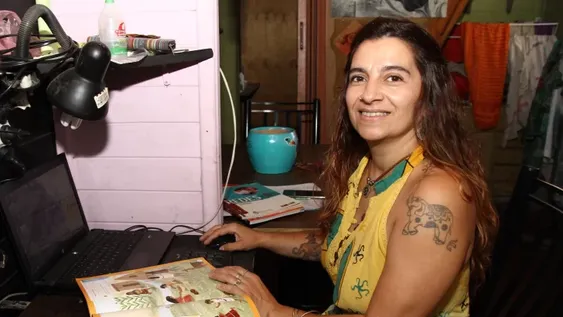 La maestra sanjuanina que ofrece ayuda escolar gratis online durante la cuarentena