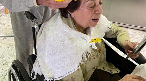 Un hombre de 92 años le tiñe el pelo de su mujer y causa emoción