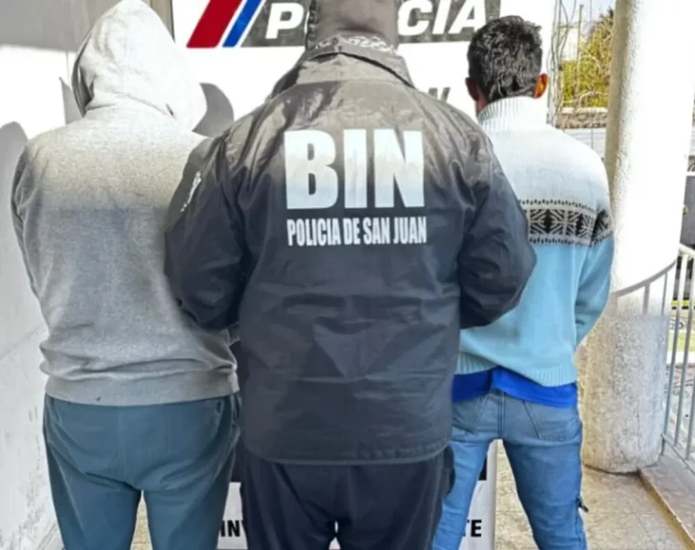 Cayeron dos ladrones que asaltaban comercios en moto y uno era buscado por estafas