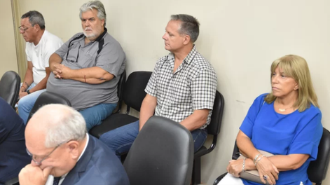 Luis Mario Minin (camisa cuadriculada) en una de las tantas audiencias del juicio por la causa de la Caja MOB.