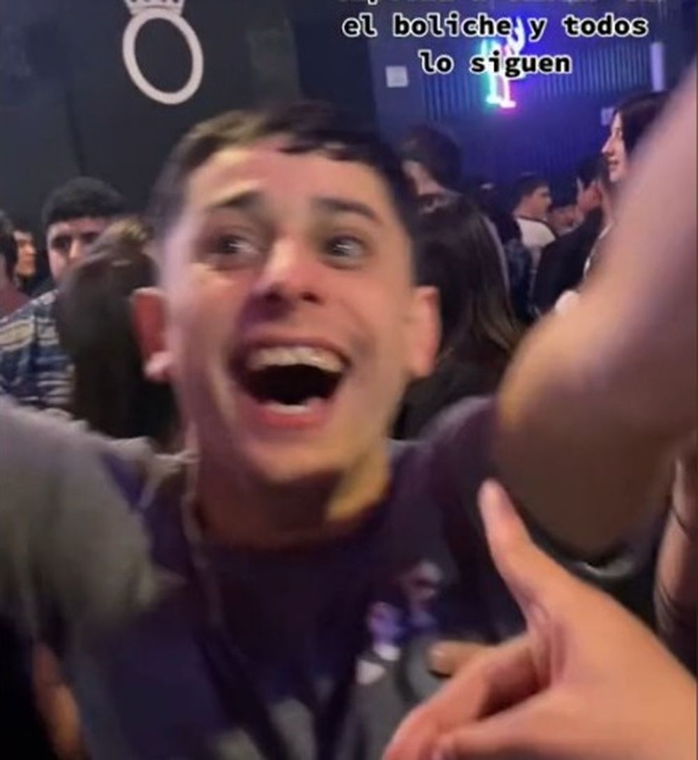 Cantó una canción de Boca en pleno boliche y la reacción de la gente lo emocionó