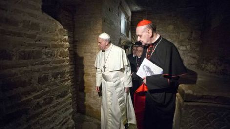 Francisco, el primer papa que visita la tumba de San Pedro