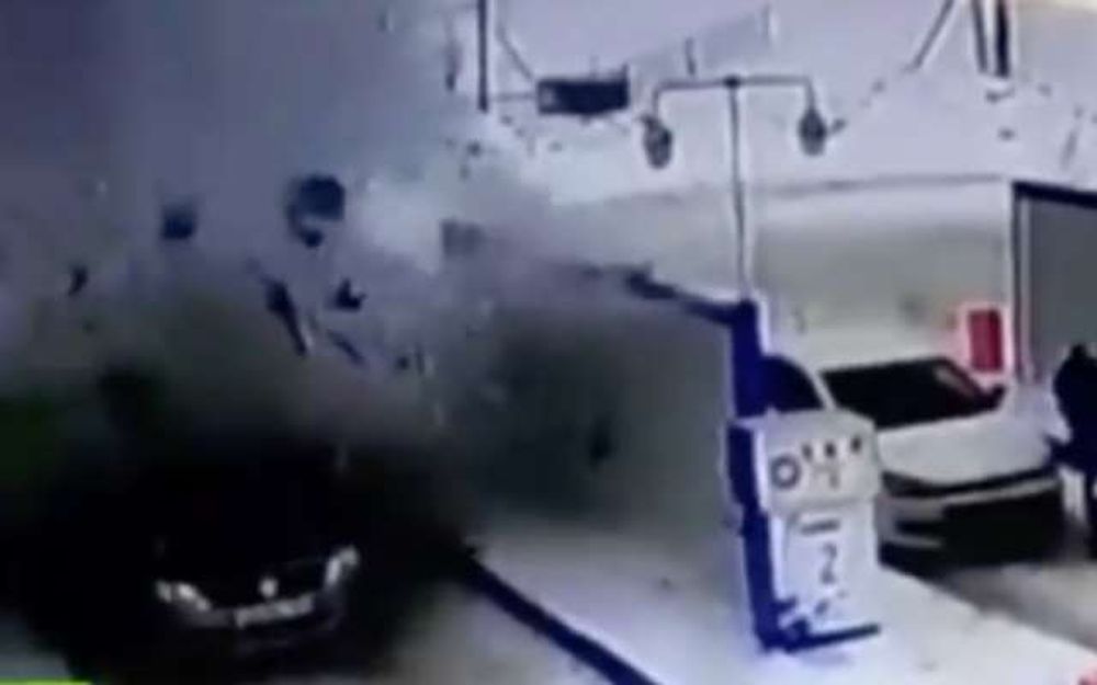 Un auto explotó mientras le cargaban gasoil y  se hizo viral