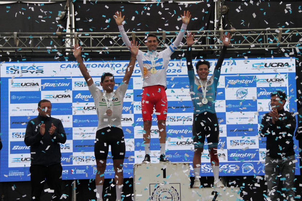 Nicolás Tivani en lo más alto del podio. El ciclista pocitano que compite en Europa sumó la estrellita que le faltaba a su exitosa carrera deportiva. FOTO Y VIDEO: PRENSA UCRA