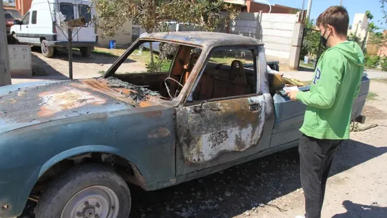 Llevó su camioneta de hacer fletes para un arreglo y se la quemaron