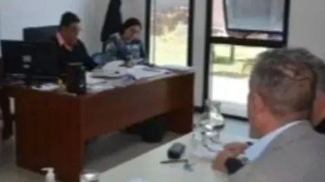 Agredió a su pareja y a la hora que lo notificaran que no podía acercarse, la amenazó: lo trasladan a San Juan