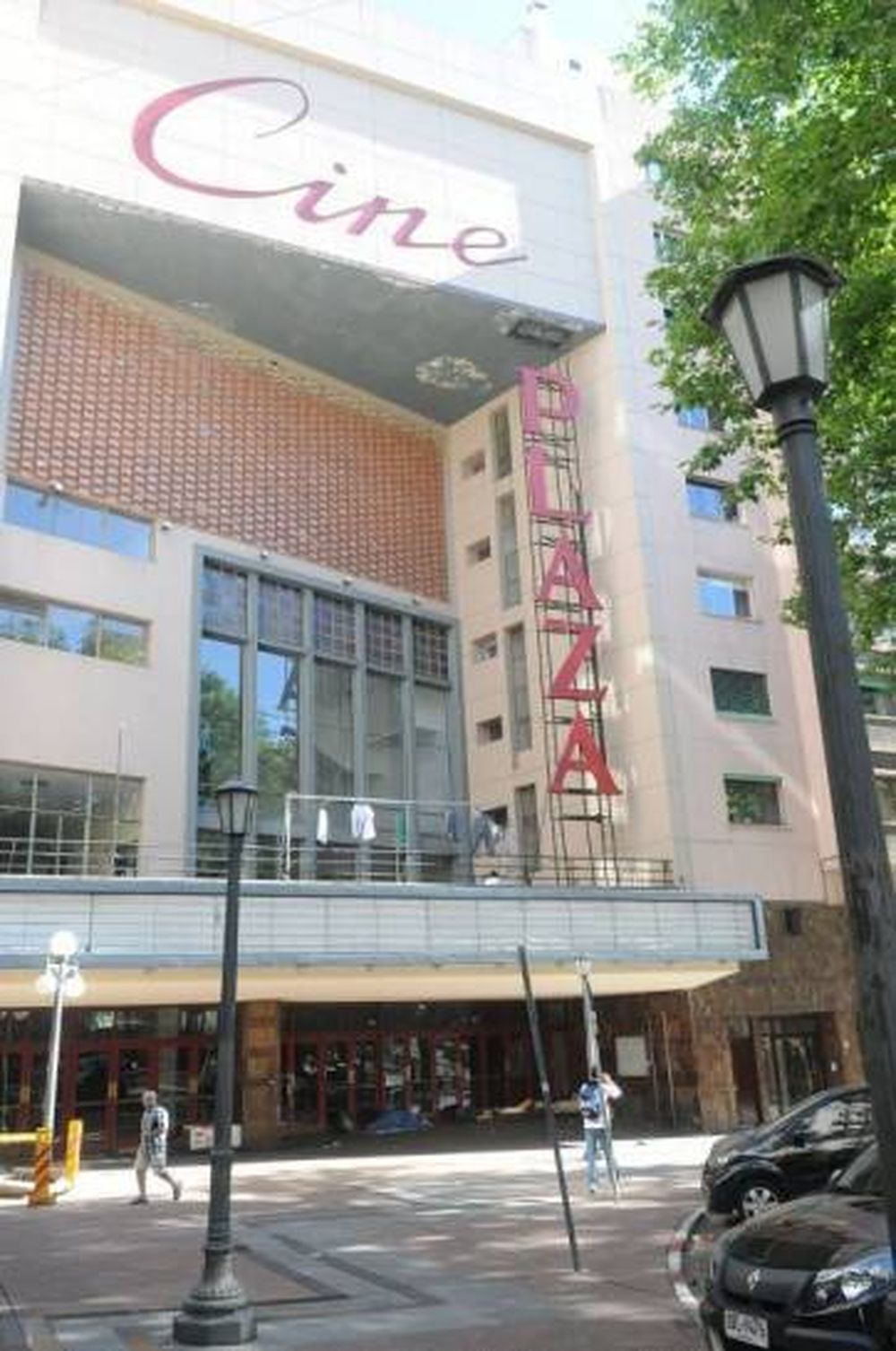 Preocupación en Uruguay por cines convertidos en templos