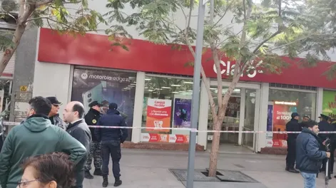 Revuelo en plena Peatonal y en una calle del centro por la muerte de dos hombres