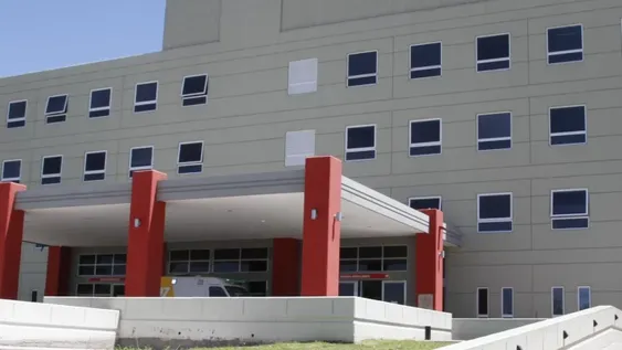 Una joven motociclista se fracturó un tobillo y sufrió otras heridas en un choque