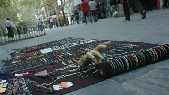 Los artesanos locales quieren volver a la peatonal de Capital