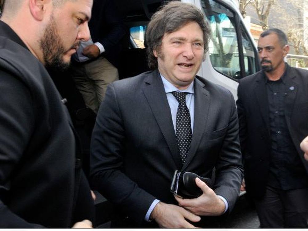 Lluvia de repudios a Milei por celebrar la estampida del dólar