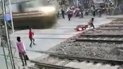 Un motociclista se salvó de milagro de ser arrollado por un tren en la India