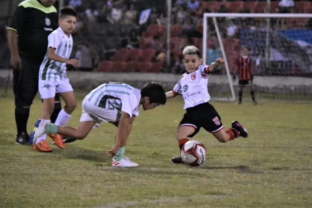 Futuro. El fútbol que viene es propiedad desde este domingo del Mundialito de Trinidad que tendrá acto inaugural en el Barrio Atlético.