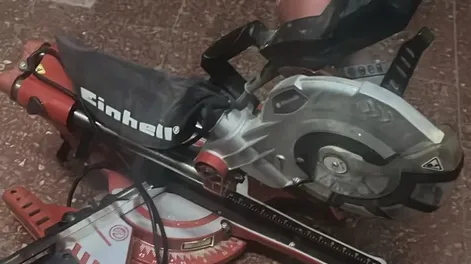 Entraron a una casa, robaron una sierra, debieron dejarla y los atraparon cuando quisieron recuperarla