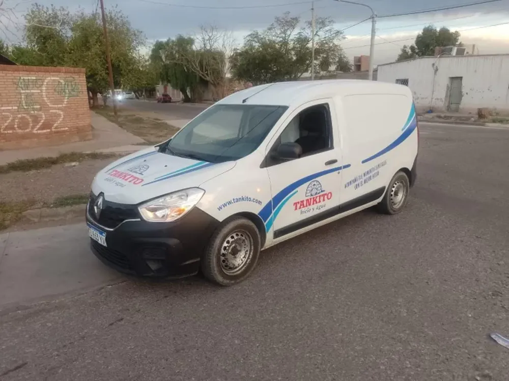 Dos hermanas cruzaban a pie una rotonda, fueron embestidas por un utilitario y terminaron en el hospital