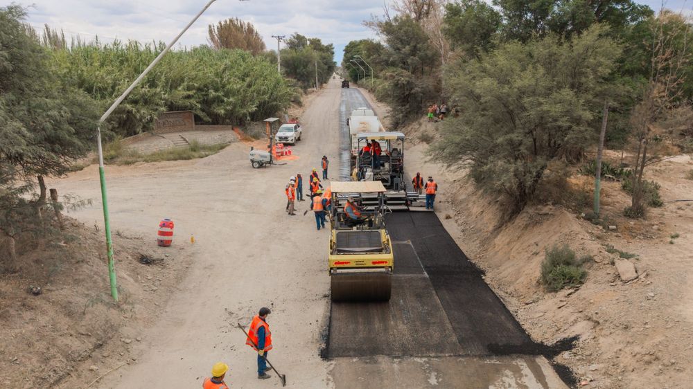 La obra de pavimentación que lleva adelante Infraestuctura en la Calle Eugenio Flores, en Jáchal, muestra importantes avances.