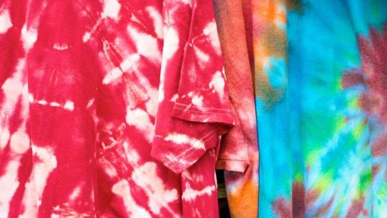 Está de vuelta: cómo usar el estampado batik en 2021