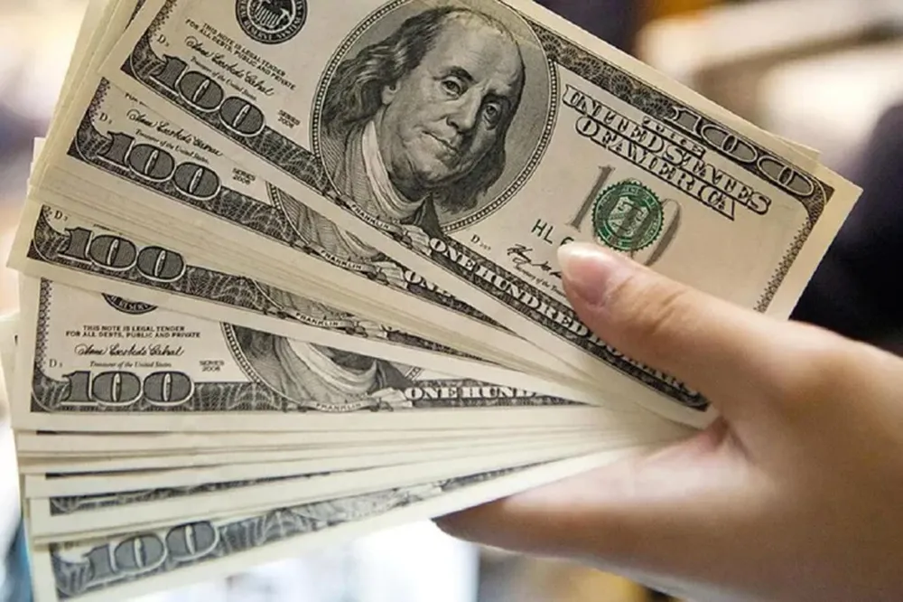 El dólar blue marcó un avance de dos pesos