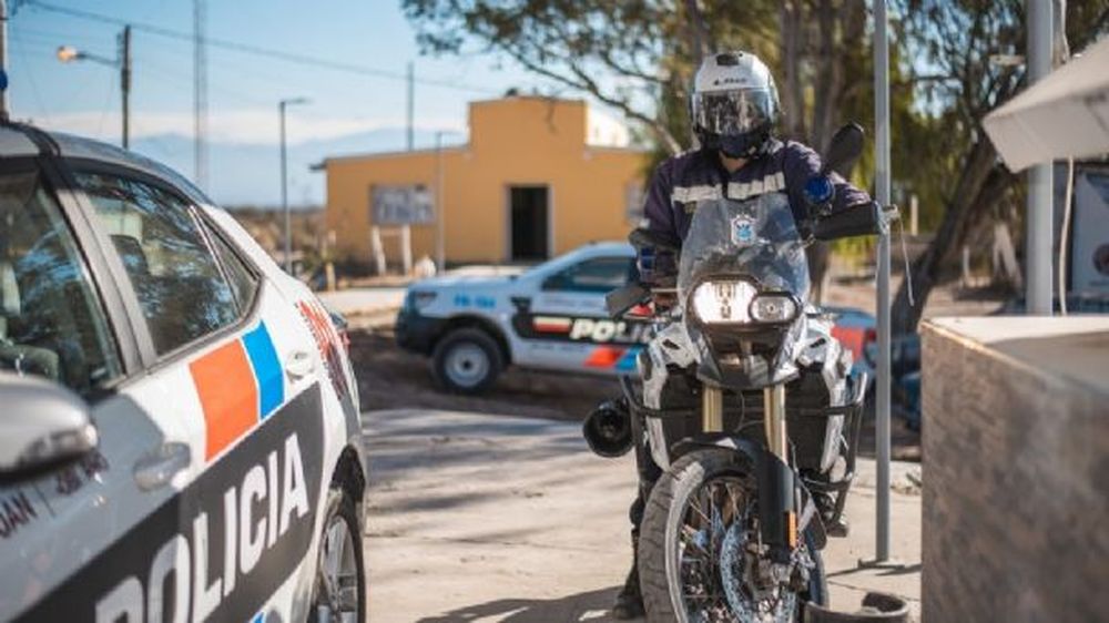 Golpeó a un policía y le pateó la moto para defender a su hijo que había violado el confinamiento