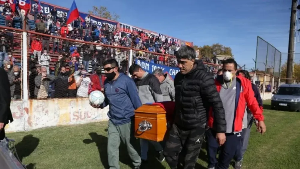 Pese a la cuarentena obligatoria, una multitud despidió al “Trinche” Carlovich