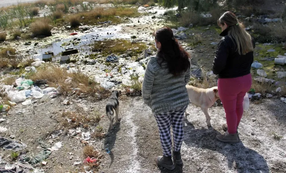 Un caño de agua potable lleva 2 años roto y crea un foco infeccioso
