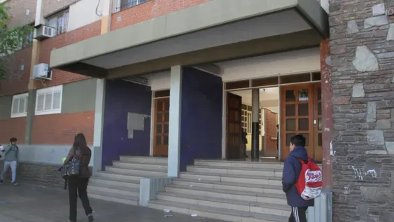 Mientras el presidente decide si suspende clases, en San Juan Educación planea restricciones sólo por casos sospechosos