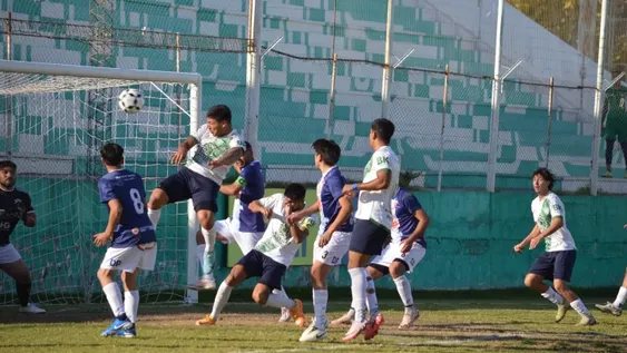 DEMOLEDOR. Luciano Riveros en acción y buscando el gol. El artillero de la Sanjuanina marcó dos en la goleada sobre la Liga Calingastina por la Copa País.